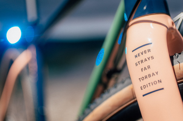2022 Cotic Escapade Custom fork detail