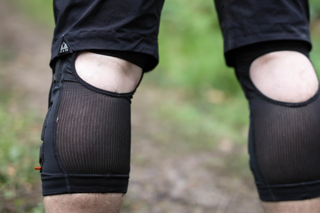 661 recon advance kneepad rear.jpg