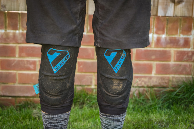 7 Protection 7iDP Sam Hill Knee pads-1.jpg