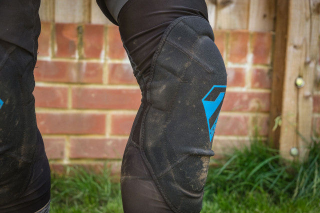 7 Protection 7iDP Sam Hill Knee pads-5.jpg