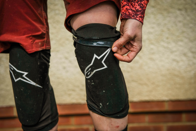 Alpinestars Paragon plus knee pads-15.jpg