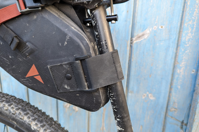 Altura_Vortex_Waterproof_Seatpack_seatpost.jpg