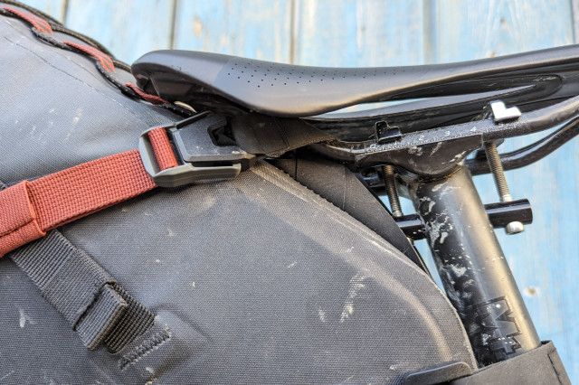 Altura_Vortex_Waterproof_Seatpack_strap.jpg