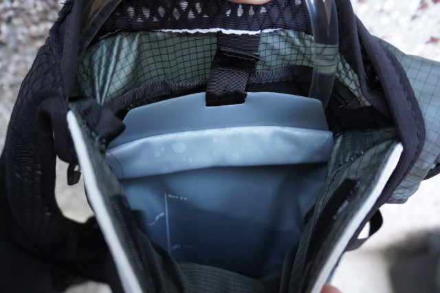 Apidura Racing Hydration Vest Bladder.JPG