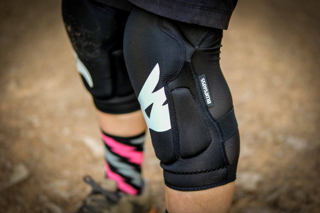 Bluegrass Solid knee pads-2.jpg