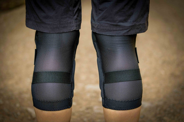 Bluegrass Solid knee pads-3.jpg