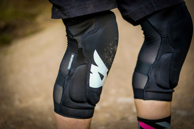 Bluegrass Solid knee pads-5.jpg