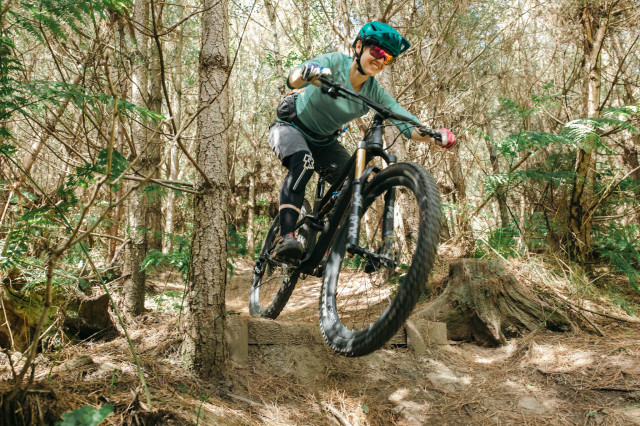 Canyon Spectral WMN CF Riding 2.jpg