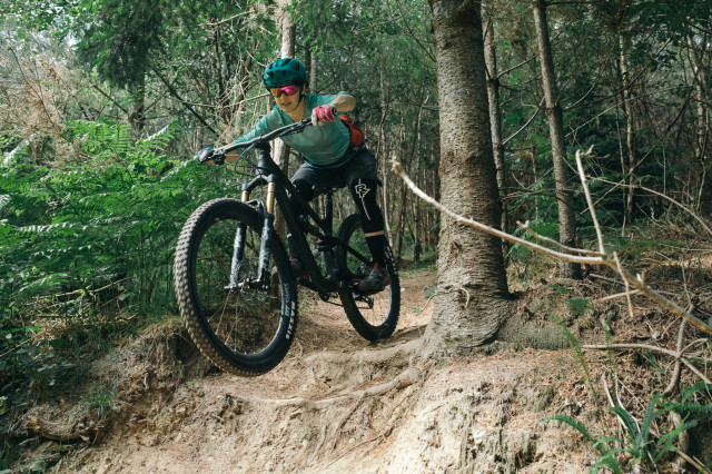Canyon Spectral WMn CF Riding 3.jpg