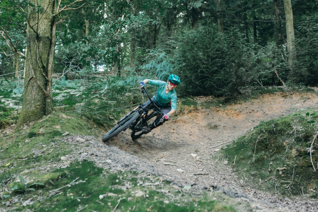 Canyon Spectral WMn CF Riding 5.jpg