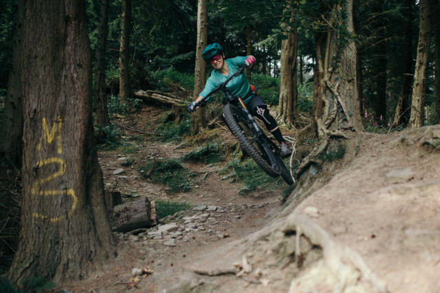 Canyon Spectral WMn CF Riding 8.jpg