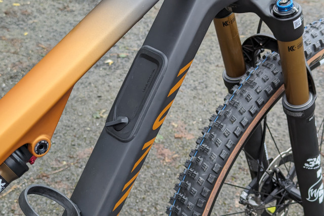 Canyon_Lux_Trail_CFR_storage2.jpg