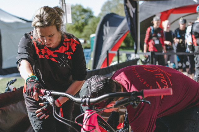 Specialized Trail Days get help getting set up