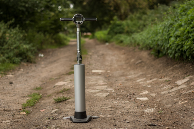 Crankbrothers Klic Digital Floor Pump and Burst Tank-1.jpg