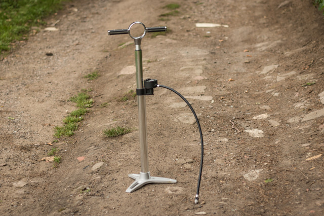 Crankbrothers Klic Digital Floor Pump and Burst Tank-10.jpg