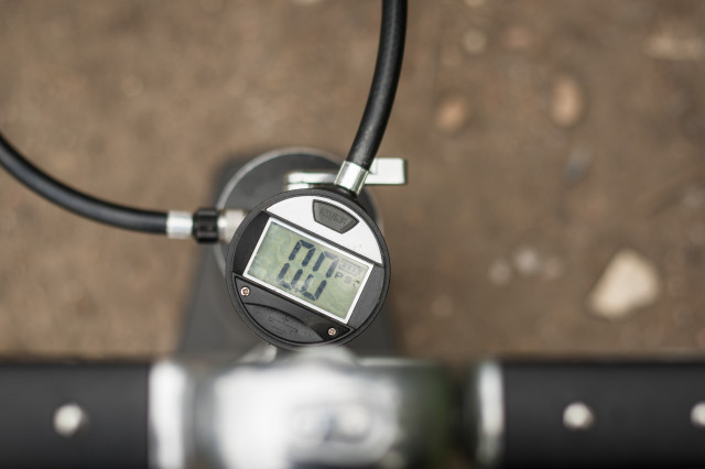 Crankbrothers Klic Digital Floor Pump and Burst Tank-6.jpg