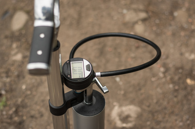 Crankbrothers Klic Digital Floor Pump and Burst Tank-7.jpg