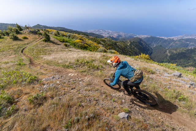 Lazer Cage KinetiCore helmet_Madeira