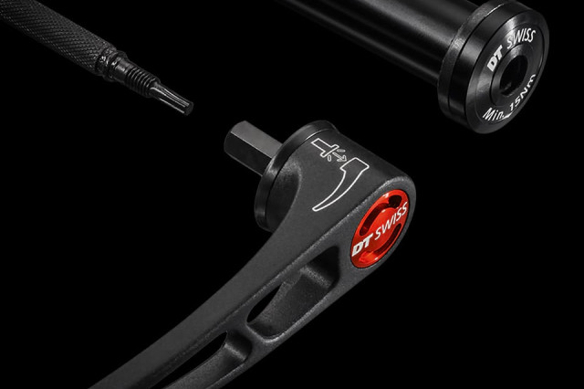 DT Swiss F535 Fork 5.jpg