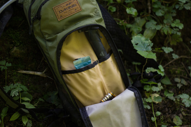 Dakine Session 8L Hydration Pack-5.jpg