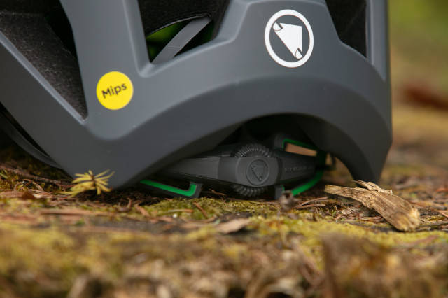 Endura MT500 MIPS Helmet Adjustment.jpg