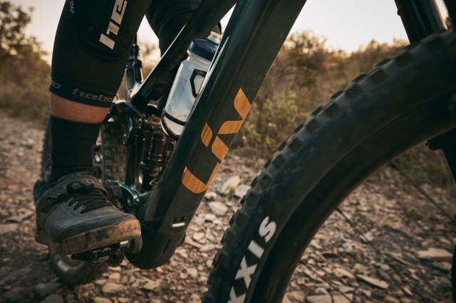 2023 Liv Intrigue E+ Elite riding pedal