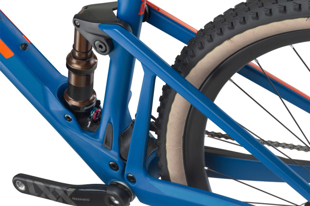 Fourstroke_01_ONE_Carbon-Link.jpg