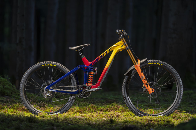 2023 Giant Glory Advanced team bike.jpg