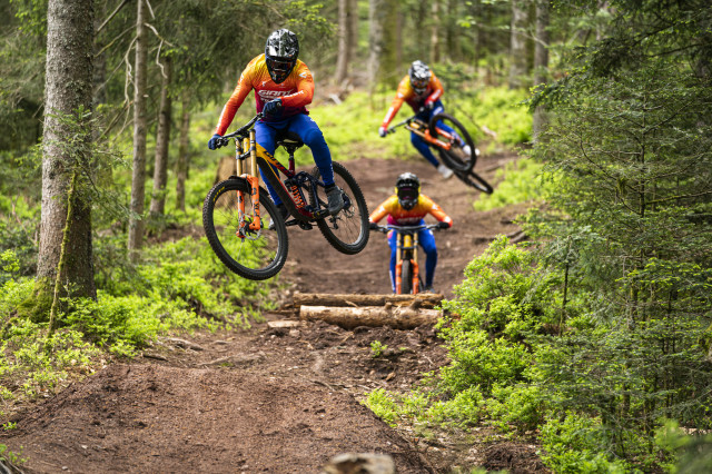 2023 Giant Glory Advanced riding action 2.jpg