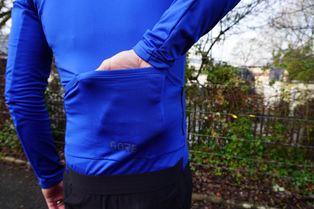 Gore_C3_Thermo_Jersey_MiddlePocket.JPG
