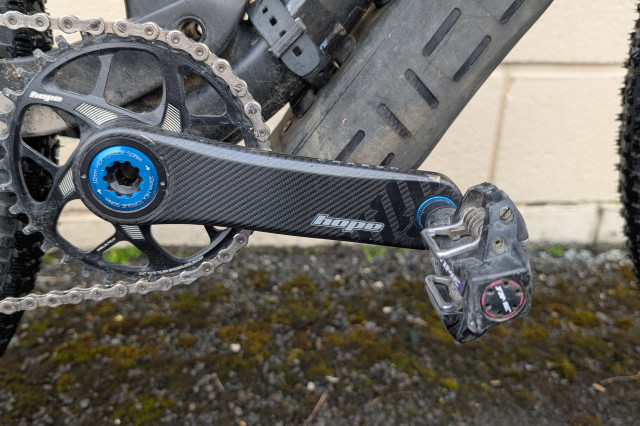Hope Carbon Crankset Fitted.jpg
