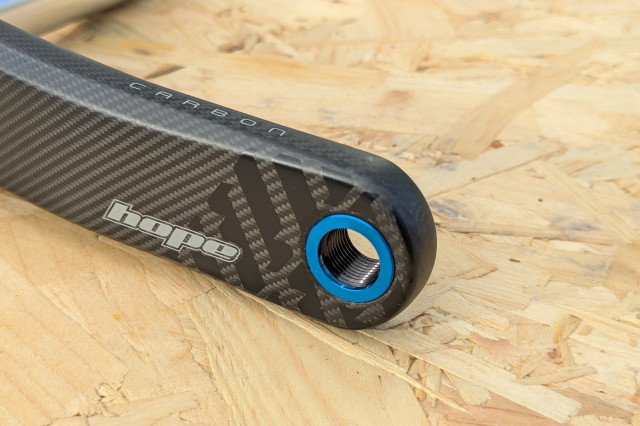 Hope Carbon Crankset pedal thread.jpg