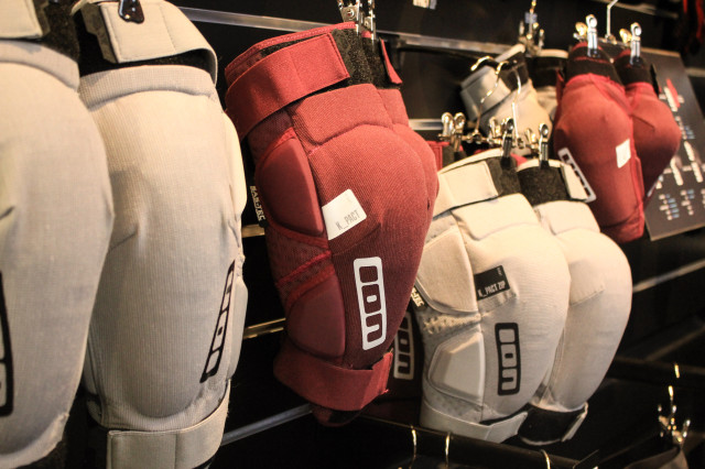 Ion knee pads -1.jpg