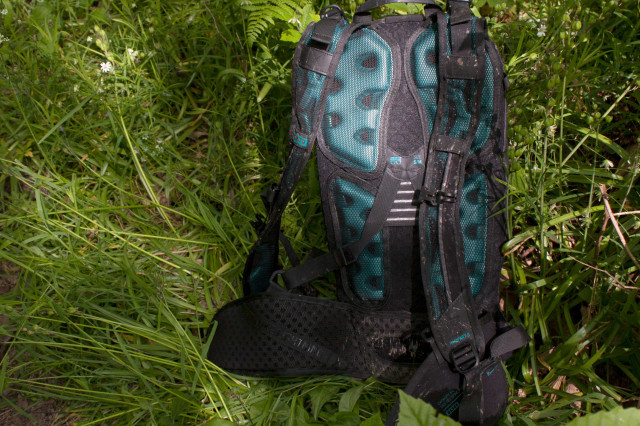 Ion Rampart 8 back of pack