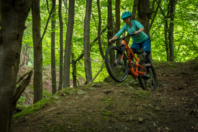 Kona Satori DL Riding-19.jpg