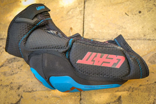 Leatt 3DF 6.0 knee pads-3.jpg