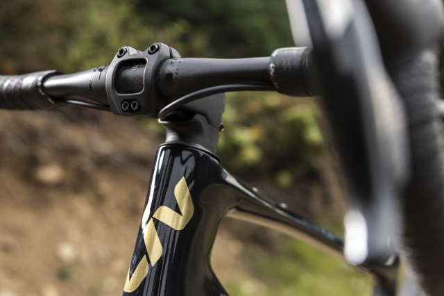 Liv Devote Advanced Pro_action_Contact AeroLight stem_Liv Cycling.jpg