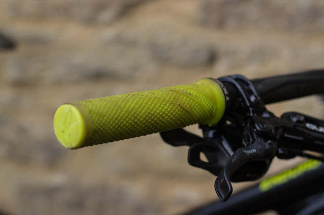 Lizard Skins Danny MacAskill Lock-on Grips-1.jpg