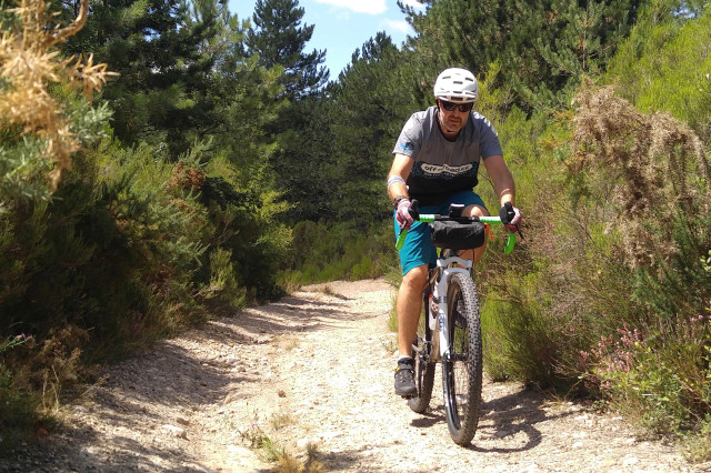 Mack Worshop Bar Bag Riding.jpg