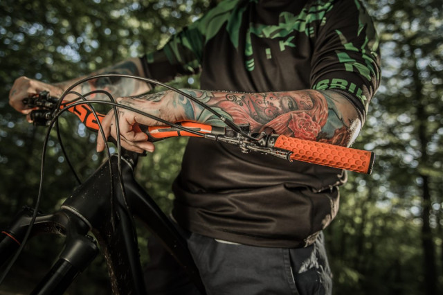 NS Bikes Hold fast grips 2.jpg
