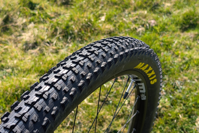NS Synonym TR2 front tyre.jpg