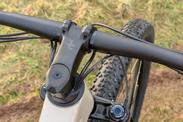 Orbea Oiz M21 Cable routing.jpg