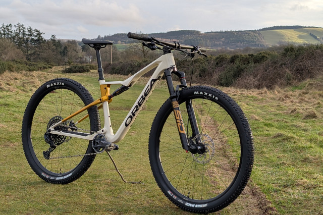 Orbea Oiz M21 Hero.jpg