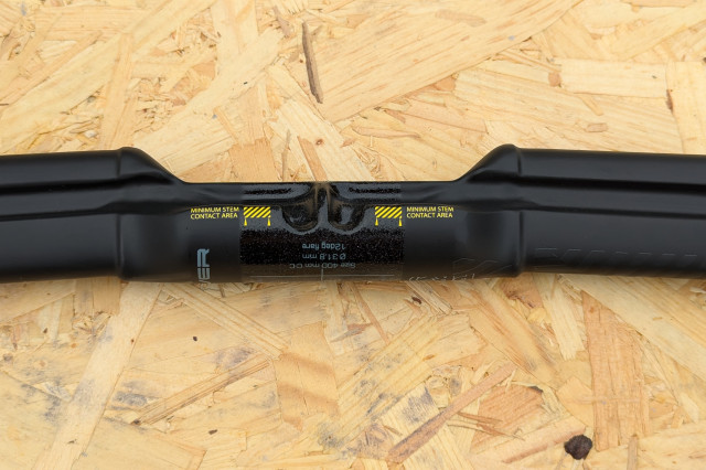 PRO Discover Aero Carbon handlebar centre routing.jpg