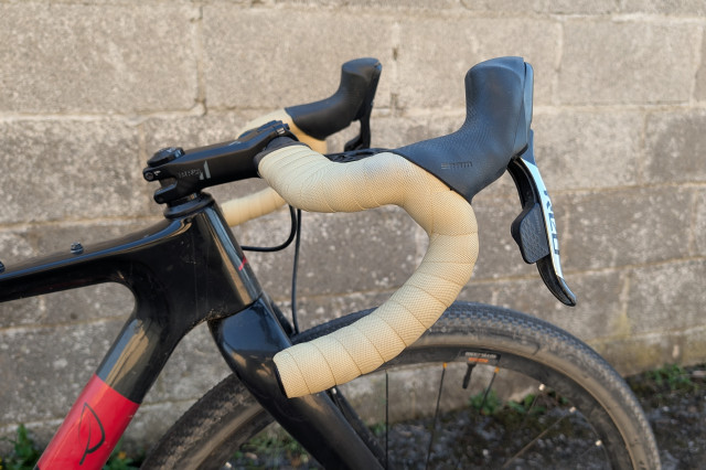 PRO Discover Aero Carbon handlebar fitted side.jpg