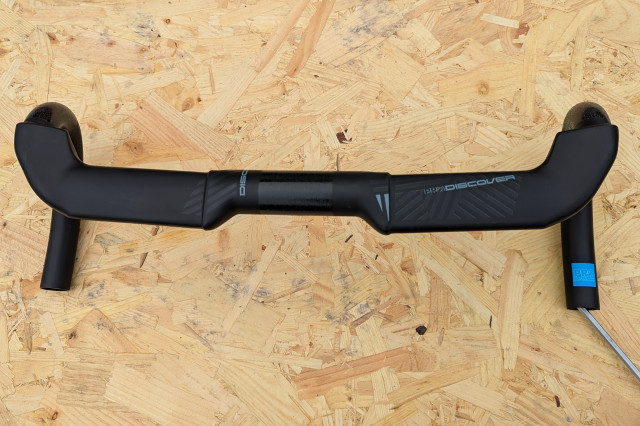 PRO Discover Aero Carbon handlebar top.jpg