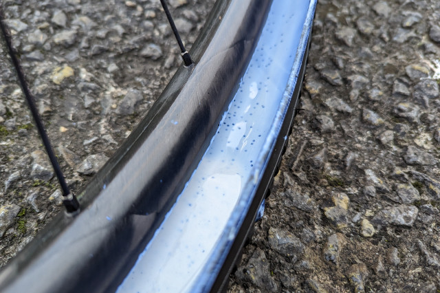 Peatys_Holeshot_Biofibre_sealant_glitter.jpg