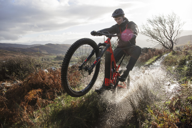 2023 Saracen Ariel 50E hero
