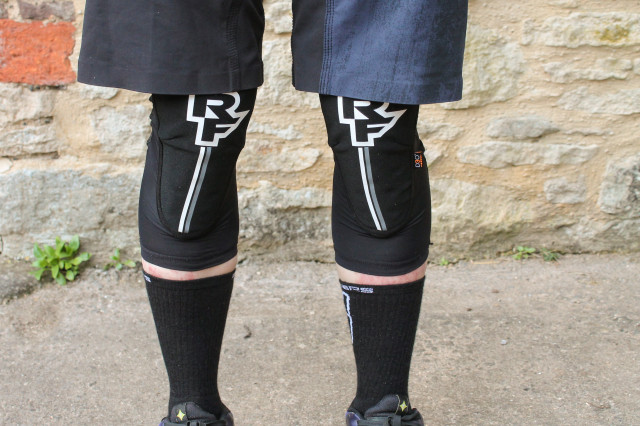 Race Face Indy D30 Knee Guards-2.jpg