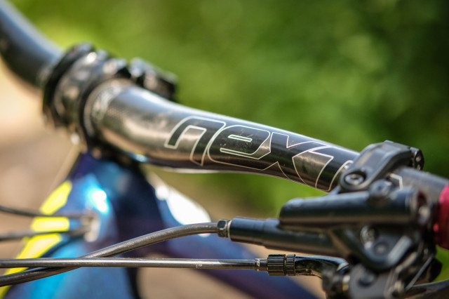 RaceFace Aeffect Next carbon 35mm stem and bars-5.jpg